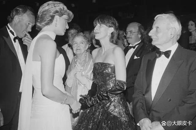 「1981-1997」戴安娜王妃的50张名人合影，从青涩到成熟