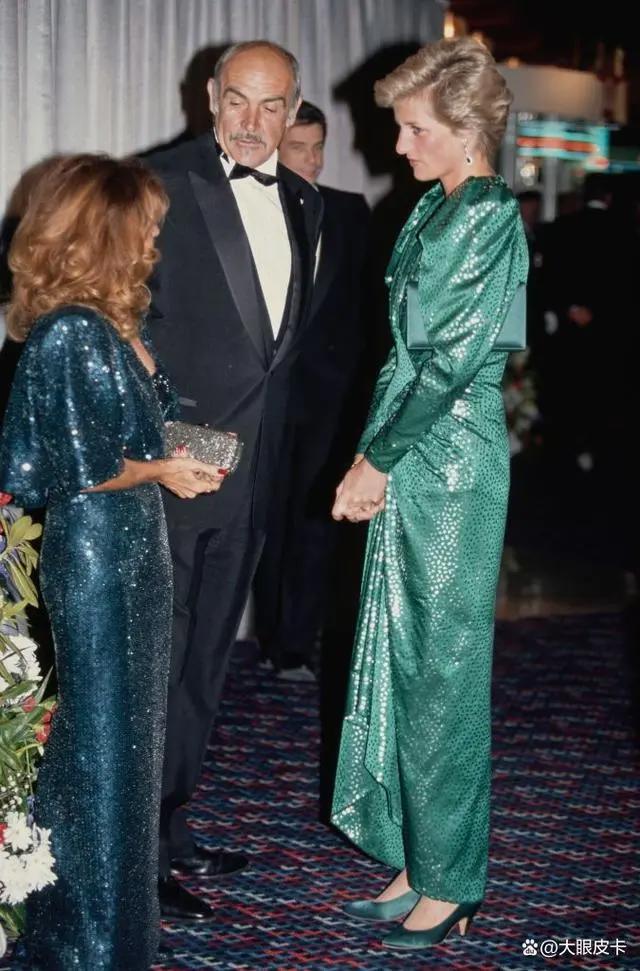 「1981-1997」戴安娜王妃的50张名人合影，从青涩到成熟