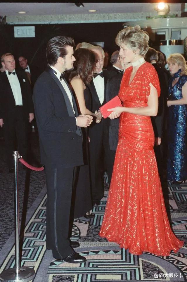 「1981-1997」戴安娜王妃的50张名人合影，从青涩到成熟