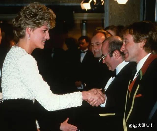 「1981-1997」戴安娜王妃的50张名人合影，从青涩到成熟