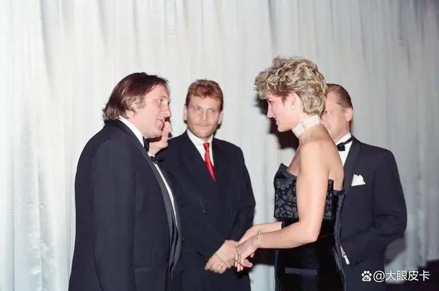 「1981-1997」戴安娜王妃的50张名人合影，从青涩到成熟