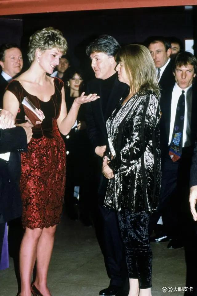 「1981-1997」戴安娜王妃的50张名人合影，从青涩到成熟