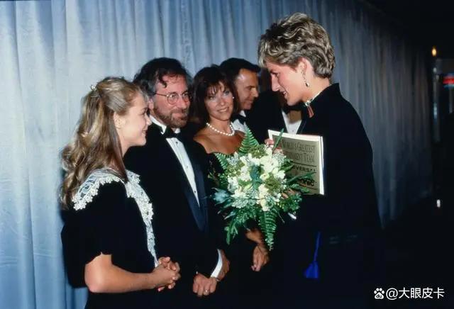 「1981-1997」戴安娜王妃的50张名人合影，从青涩到成熟