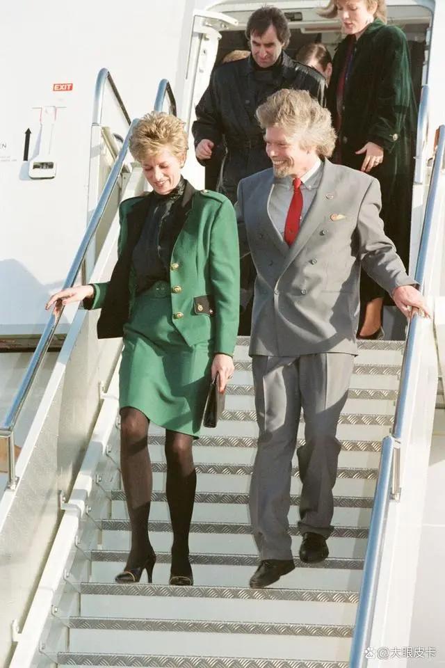 「1981-1997」戴安娜王妃的50张名人合影，从青涩到成熟