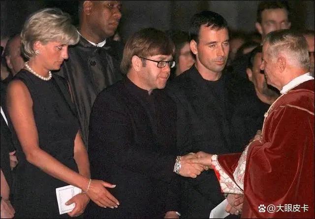 「1981-1997」戴安娜王妃的50张名人合影，从青涩到成熟