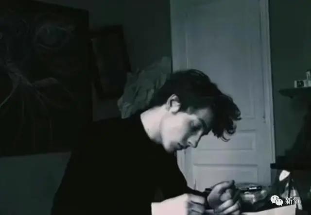 他是首位拥有Z世代时尚明星所有必须气质的人？