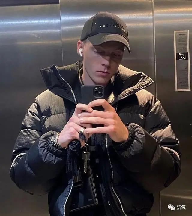 他是首位拥有Z世代时尚明星所有必须气质的人？