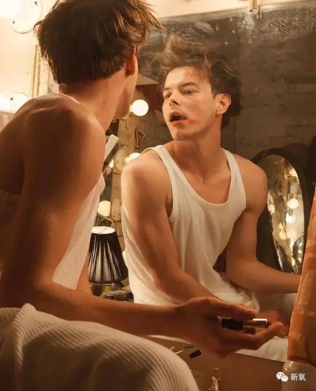 他是首位拥有Z世代时尚明星所有必须气质的人？