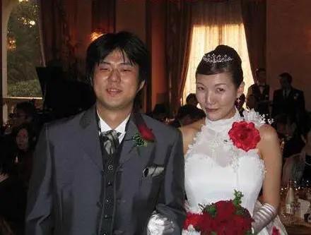 能娶在漫展扮演娜美的女模特当老婆，尾田年轻时也是一位大帅哥！