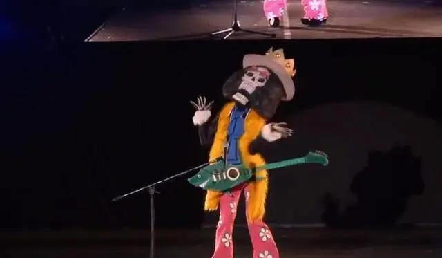 海贼王：草帽一伙舞台真人秀，娜美长胖了，罗宾“本色”出演