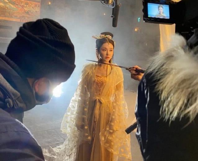 NBA最美女主持美娜，私服搭配暴露真实身材，细腰吸引眼球