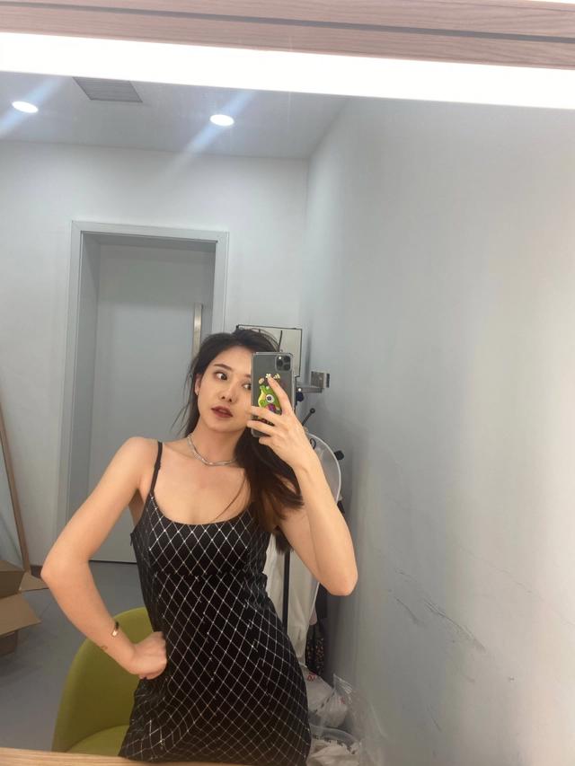 NBA最美女主持美娜，私服搭配暴露真实身材，细腰吸引眼球