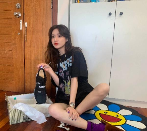 NBA最美女主持美娜，私服搭配暴露真实身材，细腰吸引眼球