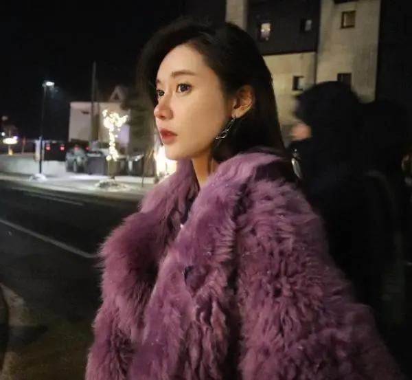 NBA最美女主持美娜，私服搭配暴露真实身材，细腰吸引眼球