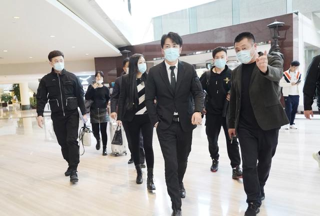 网红称娜美已签约辛巴，能在“外站”爆火，就是因为对方幕后支持