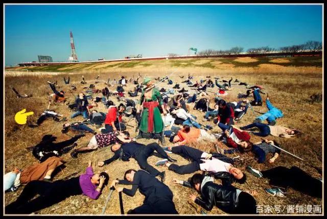 海贼王真人版：这真人版的索隆同时秒杀104个对手，但样貌很无语