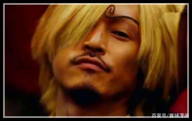 海贼王真人版：这真人版的索隆同时秒杀104个对手，但样貌很无语