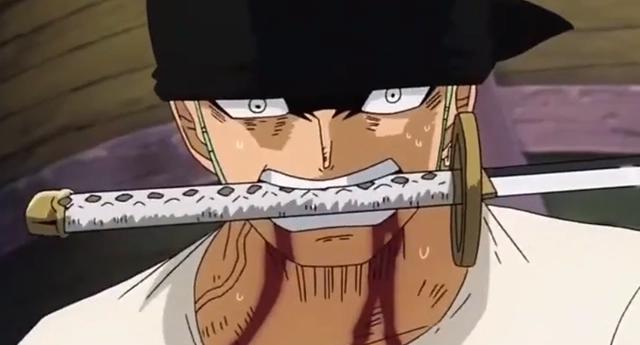 海贼王：索隆曾和鹰眼死斗，眼睛受伤是被逼无奈，实力已超过路飞