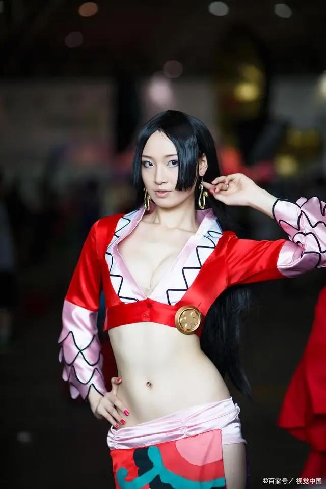 四个副皇海贼，第二位赏金和船长齐平，他一脚干翻大妈海贼团