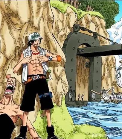 火拳艾斯唯一一次穿上海军制服，网友：终于实现了卡普一生的梦想