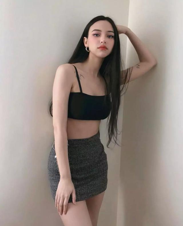 双胞胎姐妹花拥有小蛮腰大长腿，被称为“真人版海贼王女帝”
