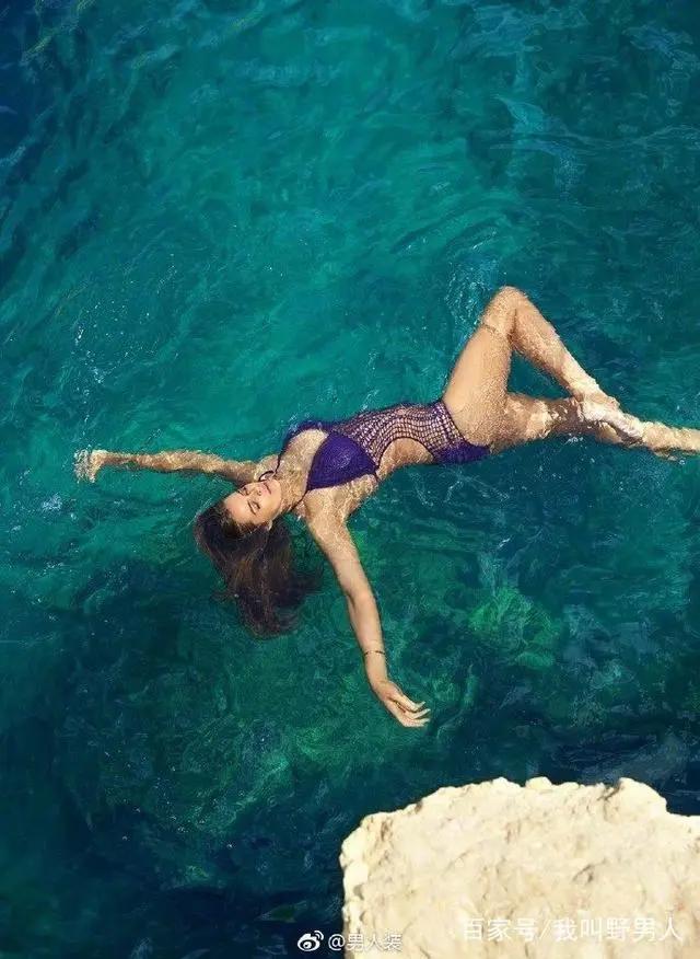 澳洲超模罗宾-罗礼《男人装》泳装特辑，网友：下海了！