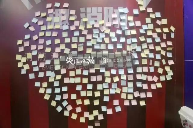 动漫节上这些小纸条火了！有人留言：希望你们“失业”