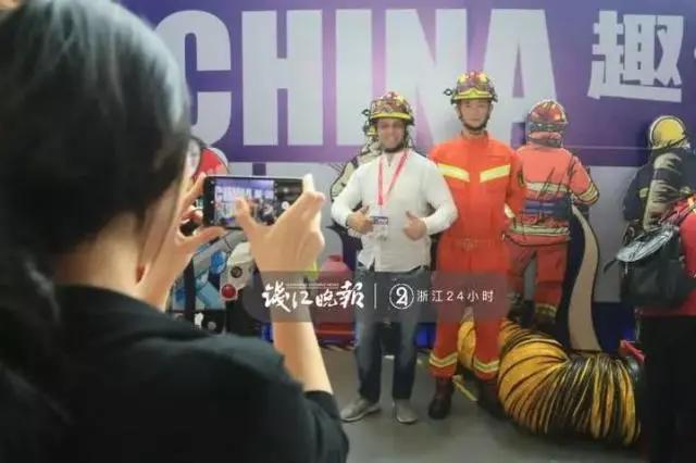 动漫节上这些小纸条火了！有人留言：希望你们“失业”