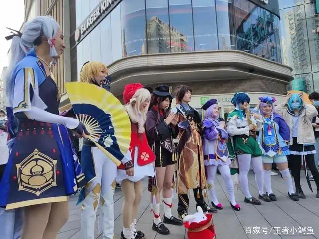 “二次元女仆有这么火？白丝少女遍地跑”路人：差不多得了