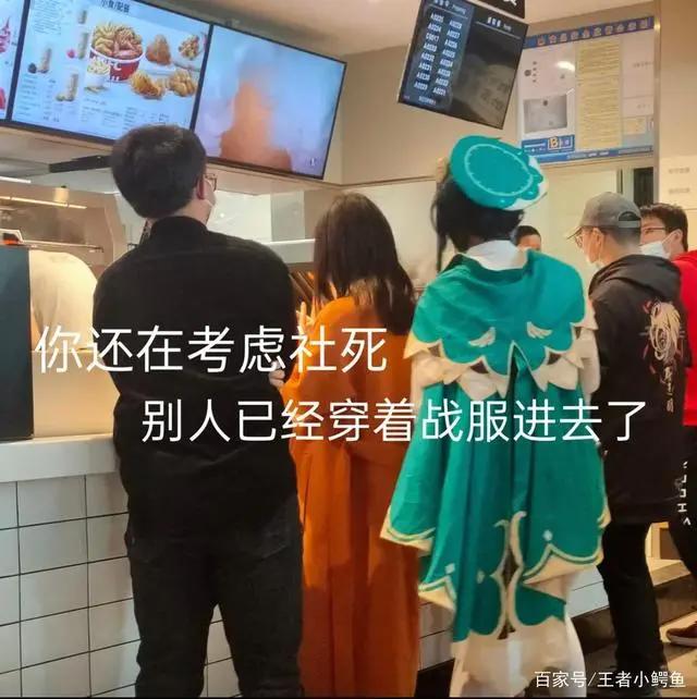 “二次元女仆有这么火？白丝少女遍地跑”路人：差不多得了