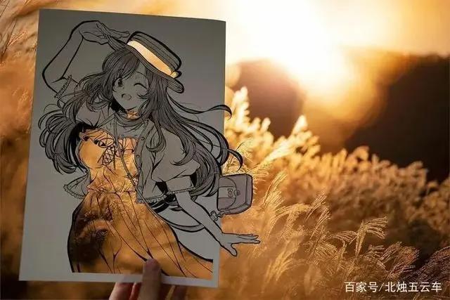 他把漫画中的女孩衣服都剪掉，镂空的身体，有了无数可能性