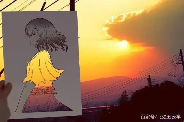 他把漫画中的女孩衣服都剪掉，镂空的身体，有了无数可能性