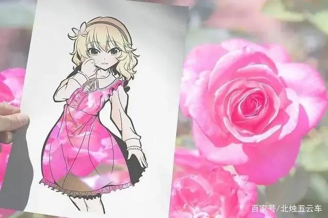 他把漫画中的女孩衣服都剪掉，镂空的身体，有了无数可能性