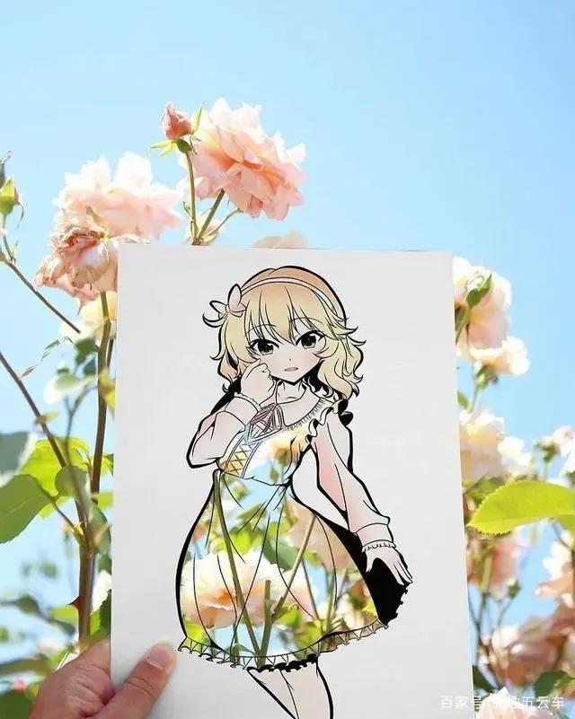 他把漫画中的女孩衣服都剪掉，镂空的身体，有了无数可能性