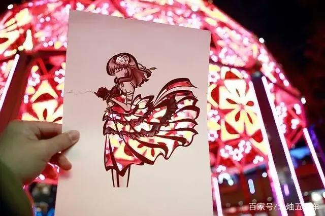 他把漫画中的女孩衣服都剪掉，镂空的身体，有了无数可能性