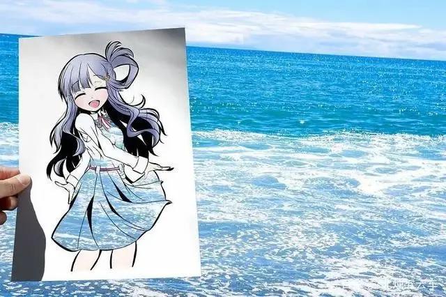 他把漫画中的女孩衣服都剪掉，镂空的身体，有了无数可能性