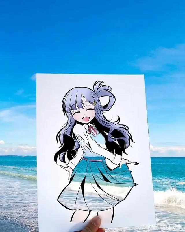 他把漫画中的女孩衣服都剪掉，镂空的身体，有了无数可能性