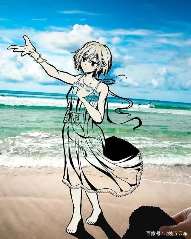 他把漫画中的女孩衣服都剪掉，镂空的身体，有了无数可能性