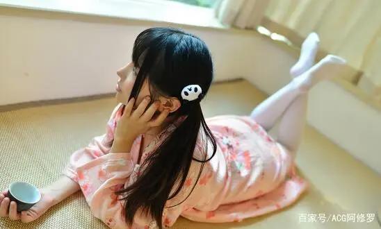 二次元女生可以穿白丝出门，三次元的女孩只能摆拍，白丝要求太高