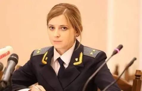 法庭女书记员神似“二次元”美女走红，其实国外同样有一位