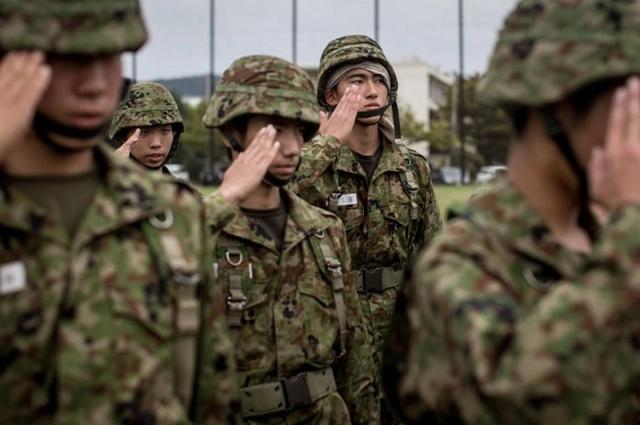 日本奇葩征兵海报：昭和男儿已不再，只能依靠二次元美女吸引眼球