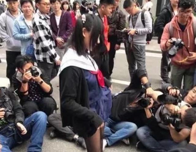 漫展屡现“掀裙”现象，什么都敢露，女coser故意显摆？