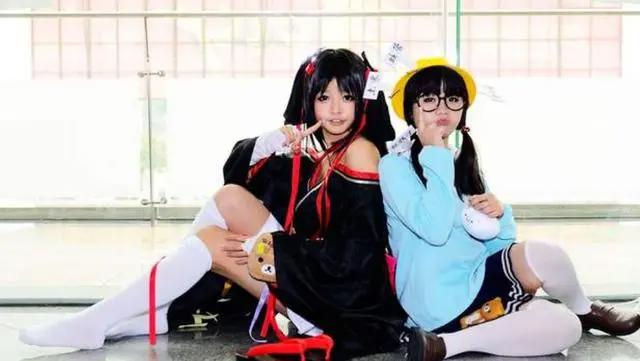 漫展屡现“掀裙”现象，什么都敢露，女coser故意显摆？