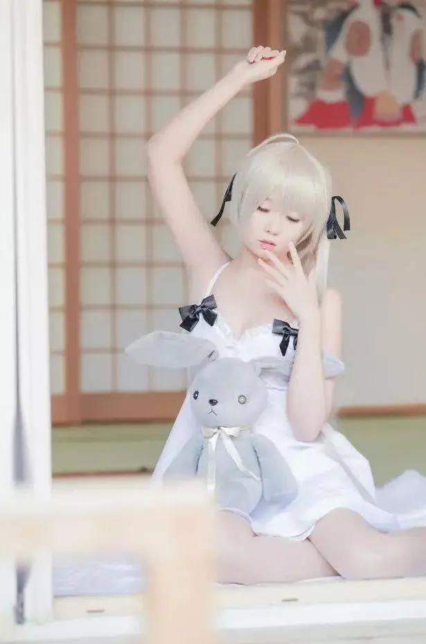 美女cos人气女主穹妹,白裙美女弥漫着慵懒,蜷缩在被窝里惹人怜