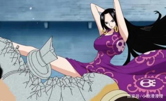 美女网友cos海贼王女帝，弯腰的一瞬间，众网友瞬间不淡定了！