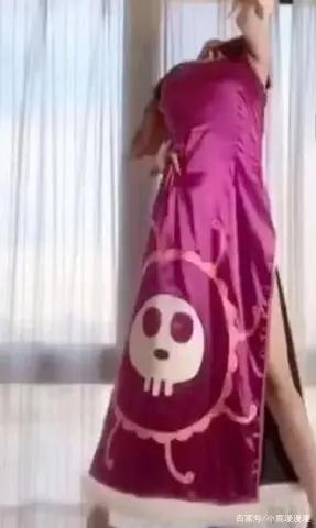 美女网友cos海贼王女帝，弯腰的一瞬间，众网友瞬间不淡定了！
