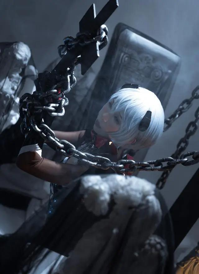 cosplay:曾经的女神绫波丽，竟然被人用铁链锁在十字架上了