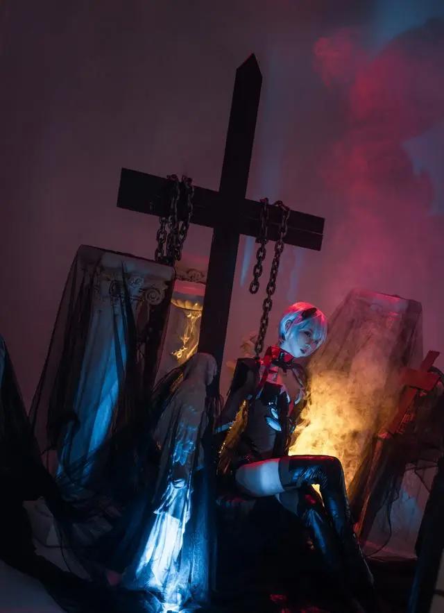 cosplay:曾经的女神绫波丽，竟然被人用铁链锁在十字架上了