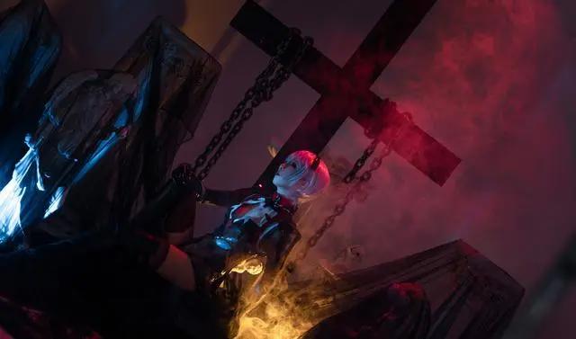 cosplay:曾经的女神绫波丽，竟然被人用铁链锁在十字架上了