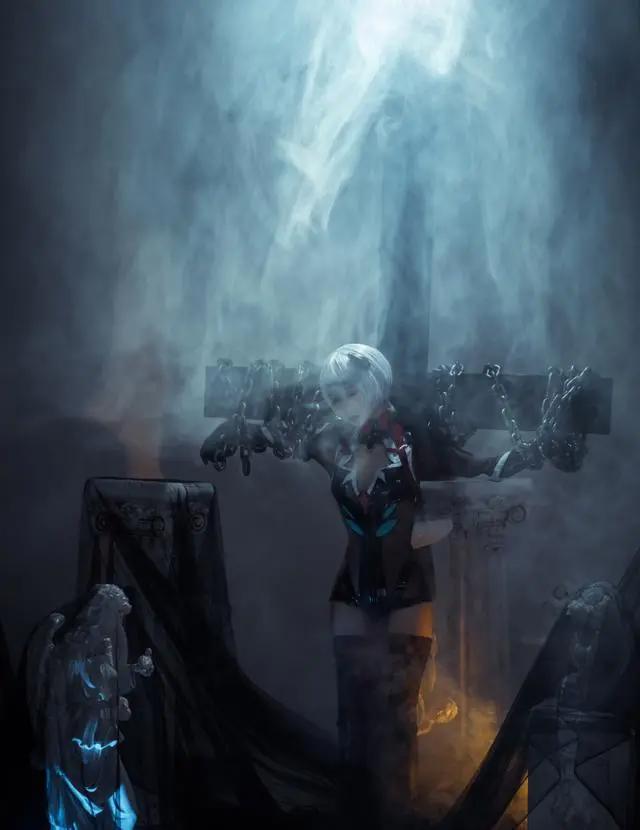 cosplay:曾经的女神绫波丽，竟然被人用铁链锁在十字架上了